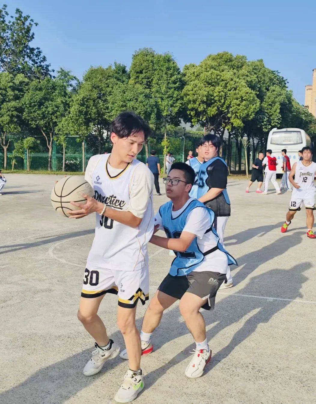 关于球场精彩对决，篮球精神激发挑战的信息