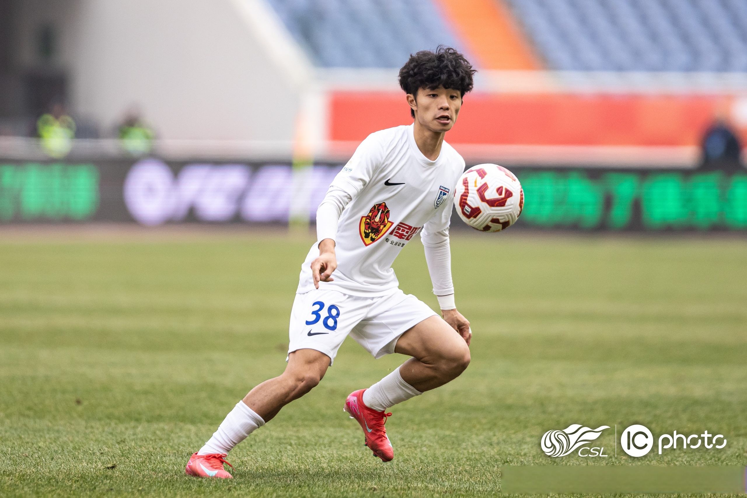保级对手补强，大连英博按兵不动，刘祝润踢海港回避U16国脚试训的简单介绍
